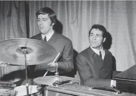  ?? CHRIS WARE Keystone Features/Hulton Archive/Getty Images/TNS ?? Mike Pinder, right, with drummer Graeme Edge during a Moody Blues sound check onstage before a concert on Feb. 12, 1965.