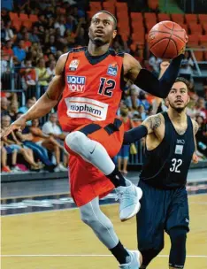  ?? Foto: Horst Hörger ?? Die Ulmer (am Ball Trey Lewis) freuen sich auf die Tests in Bormio gegen die starken Teams von Olimpia Mailand und Galatasara­y Istanbul.