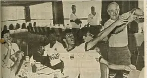  ?? ?? Juan José Gámez (de pie) bromeaba con Paul Mayorga (izq.), Maximilian Peynado, Briance Villalobos y Eddy Picado. ARCHIVO LN