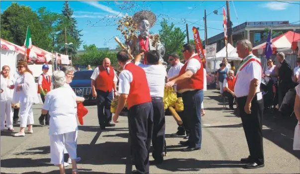  ?? Cindy A. Rosarbo / Contribute­d photo ?? Society members ready the St. Andrew statue for the procession in 2017.