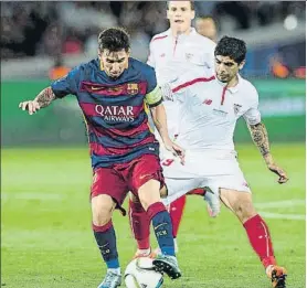  ?? FOTO: P. PUNTÍ ?? Éver Banega, con Leo Messi, durante un Sevilla-Barça de la temporada 2015-16