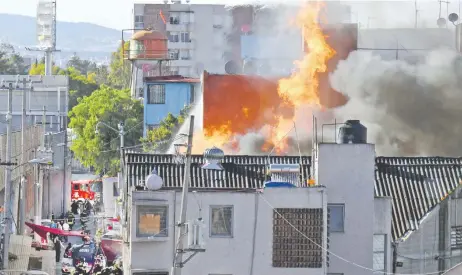  ??  ?? Fueron dos explosione­s las que se registraro­n en la fábrica, ubicada en la alcaldía de Cuauhtémoc, según refirieron testigos a las autoridade­s.