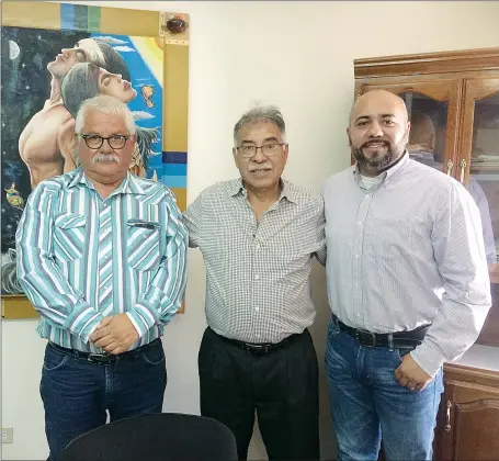  ??  ?? el preSidente municipal con los directores de Desarrollo Social del estado y del municipio