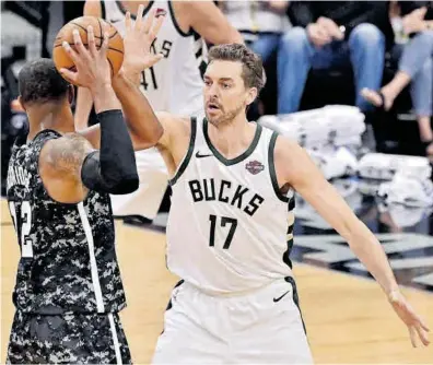  ?? Darren Abate / Efe ?? Pau Gasol, amb la samarreta dels Milwaukee Bucks, en un dels seus últims partits a l’NBA.