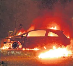  ?? PHOTOPRESS ?? Destructio­n: a car which was burnt out in the Waterside area of Londonderr­y on Monday evening