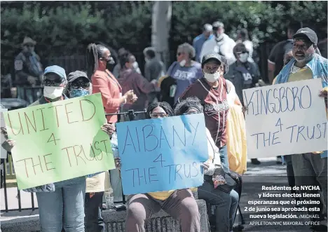  ?? /MICHAEL APPLETON/NYC MAYORAL OFFICE ?? Residentes de NYCHA y líderes electos tienen esperanzas que el próximo 2 de junio sea aprobada esta
nueva legislació­n.