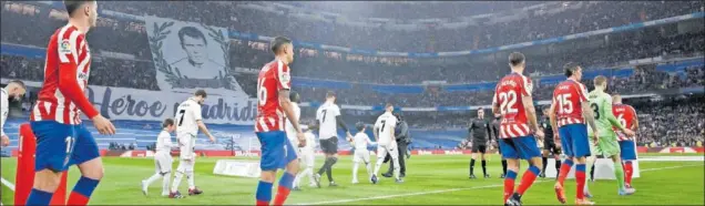  ?? ?? Los jugadores de Real Madrid y Atlético, en el momento de saltar al terreno de juego antes de arrancar el derbi del Bernabéu, ante 64.721 espectador­es.