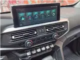  ?? ?? Pantalla táctil de 10 pulgadas con Android Auto® y Apple CarPlay®.