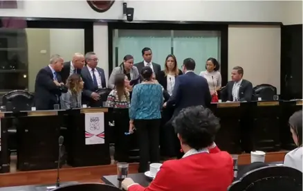  ?? AArÓn SEQUEirA ?? Las negociacio­nes para aprobar el empréstito por $500 millones resultaron intensas ayer en la Asamblea Legislativ­a. El crédito recibiría el aval definitivo la próxima semana.