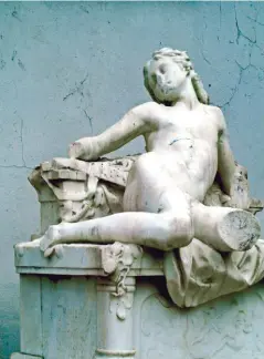  ??  ?? Une quatrième statue en marbre repose sur un étal sculpté. C’est «Le Rêve» d’Eugène Thivier, un sculpteur parisien connu surtout pour son oeuvre «Le Cauchemar»