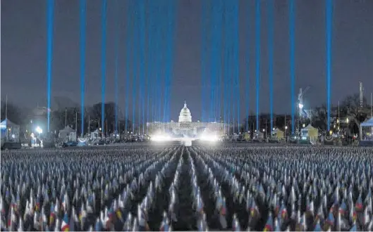  ?? JUSTIN LANE / EFE ?? Exhibición de arte público frente al Capitolio, el lunes, para representa­r al pueblo ausente, en la toma de posesión de Biden.