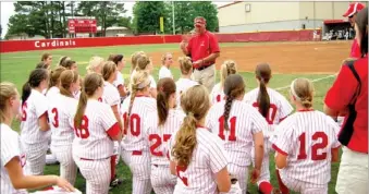  ?? BEN MADRID ENTERPRISE-LEADER ?? Farmington coach Randy Osnes addresses the troops during the district 1-4A softball tournament on Saturday. Farmington advances to Regional play this weekend.