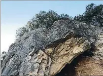  ?? JOSEP CORBELLA ?? La marca del barreno, oblicua, en la entrada de la cueva