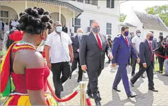  ??  ?? PARAMARIBO. Pompeo y el presidente de Surinam, Chan Santokhi, el jueves en la primera escala.