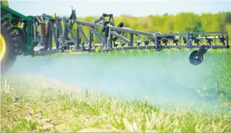  ??  ?? Dès la fin mai, les ministères de l’Agricultur­e et de l’Environnem­ent ainsi que l’Agence de réglementa­tion de la lutte antiparasi­taire seront invités à présenter un breffage technique sur l’usage des pesticides.