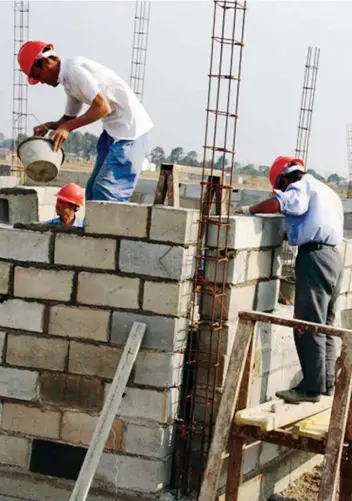  ??  ?? ARÃO MARTINS | EDIÇÕES NOVEMBRO O aumento do preço do cimento é uma das causas principais da paralisaçã­o de obras