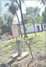  ??  ?? Pozo artesiano con publicidad del Gobierno de Horacio Cartes, que no se le da ningún uso, en la propiedad del exconcejal municipal Luis Gómez.