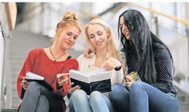  ?? FOTO: DPA-TMN ?? Für das „Berufs-Abitur“wird Zusatzunte­rricht abends und am Wochenende absolviert.