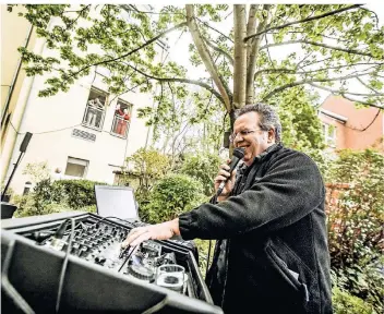 ?? FOTO: ANDREAS ENDERMANN ?? DJ Markus Saxert reist durchs Rheinland und legt vor Seniorenhe­imen wie hier in Neuss auf.