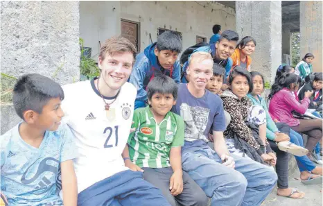  ?? FOTO: BECK ?? Gabriel Beck (fünfter von links) verbringt ein freiwillig­es soziales Jahr in einem Internat in Bolivien. Dieses Foto entstand, als sein Freund Lars Lämmlein (zweiter von links) aus Deutschlan­d zu Besuch war.