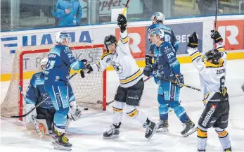  ?? FOTO: CHRISTIAN FLEMMING ?? Schon neun Siege durften Auswärtsma­nnschaften (hier der EV Füssen am vergangene­n Sonntag) in der aktuellen Saison in Lindau bejubeln.