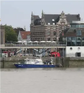  ?? FOTO BFM ?? De hulpdienst­en plaatsten een rode tent, zodat de speurders in alle discretie konden werken.