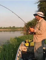  ??  ?? Izq.: Juan Pablo exhibiendo una captura de última hora, y en la etapa final desde el bote. Abajo: emotiva despedida antes de la devolución, la pista de aterrizaje en la base militar y detalle de la mosca entre los dientes de una cachorra.