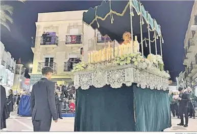  ?? FOTOS: V. VISIEDO P. ?? Diego Molina dirigiendo el paso de la Virgen de los Persones a su paso por la plaza de Antonio Carmona.