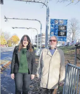  ?? FOTO: TORE SVARVERUD ?? SAMME PRIS: Det bør aldri vaere dyrere enn dette i bommene, mener Emilie Schäffer og Jan Terje Olsen.