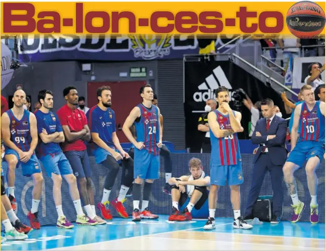  ?? ?? Calathes, Abrines, Hayes, Sanli, Kuric, Jokubaitis, Laprovitto­la, García (ayudante de Jasikevici­us) y Smits contemplan cabizbajos la entrega del trofeo de la Liga al Madrid.