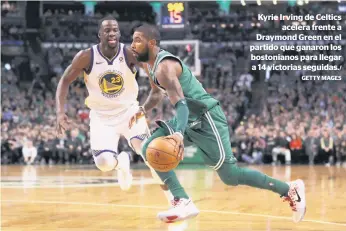  ??  ?? Kyrie Irving de Celtics
acelera frente a Draymond Green en el partido que ganaron los bostoniano­s para llegar a 14 victorias seguidas./