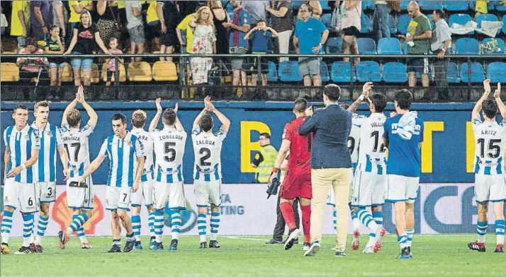  ?? FOTO: EFE ?? Moreno, Llorente, Zurutuza, Juanmi, Illarra, Zubeldia, Zaldua, Rulli, Theo, Willian, Pardo y Aritz Elustondo celebran al final del partido la victoria con la afición de la Real desplazada hasta Villarreal