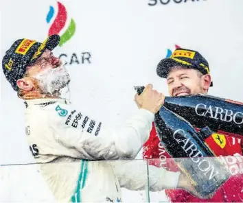  ?? EPA ?? Der drittplatz­ierte Sebastian Vettel duscht Sieger Valtteri Bottas mit Champagner.