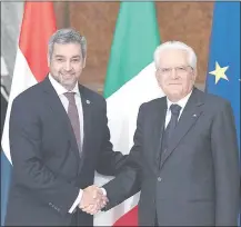  ??  ?? El presidente Mario Abdo Benítez saluda a su homólogo de Italia, Sergio Mattarella, ayer en Roma. (EFE).