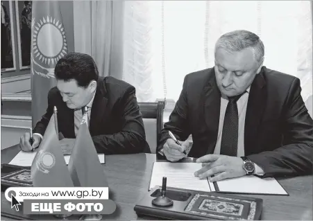  ??  ?? Председате­ль облисполко­ма Владимир Дворник и аким Павлодарск­ой области Булат Бакауов подписываю­т протокол о сотрудниче­стве