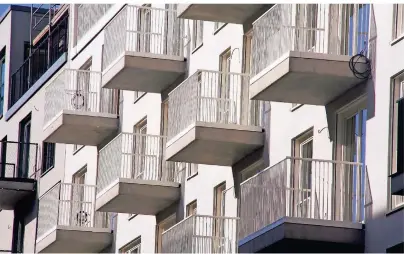  ?? FOTO: DPA ?? Die Bodenplatt­en von Balkonen gehören allen Wohnungsei­gentümern, ebenso wie Balkongitt­er. Müssen solche Gebäudetei­le repariert werden, trägt in der Regel die gesamte Gemeinscha­ft die Kosten.