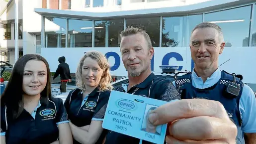  ?? PHOTO: MARTIN DE RUYTER/ FAIRFAX
NZ ?? Members of the Nelson Community Patrol Kim Leader, left, Freyja Woodward and Paul Edwards with police officer Peter Crins.