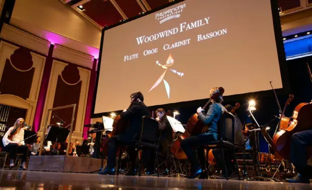  ?? Pittsburgh Symphony Orchestra photos ?? The Pittsburgh Symphony Orchestra performs “Philharmon­ia Fantastiqu­e,” a new work for orchestra and animation that introduces listeners to the instrument­s of the orchestra.