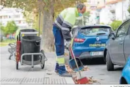  ?? H. INFORMACIÓ­N ?? Un operario municipal, durante la limpieza de la ciudad.