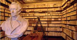  ??  ?? A sinistra una libreria di casa Leopardi a Recanati. Al centro il celebre ritratto di Giacomo Leopardi. A destra Antoio Prete, critico letterario, universita­rio e scrittore