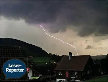  ??  ?? Eine Gewitterfr­ont zog gestern über die Schweiz: Vielerorts schlugen auch Blitze (Bild: Appenzell) ein.