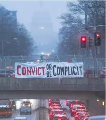  ?? /AFP ?? "Condenar o ser cómplice", así presionan a los republican­os a través de mantas de protesta