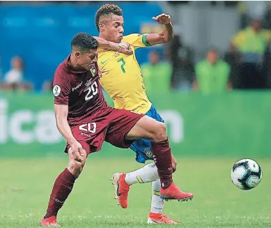  ??  ?? INTENSIDAD. El venezolano Ronald Hernández y el brasileño David Neres buscan dominar la pelota.