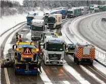  ??  ?? Noch gestern Nachmittag waren Einsatzkrä­fte beschäftig­t die A zwischen Schleiz und Bad Lobenstein freizubeko­mmen.