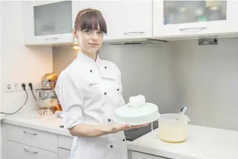  ?? Фото: Инна Мельникова. ?? Все пО заКОну: кухня Александры прошла все проверки, чтобы на ней можно был печь торты на заказ.