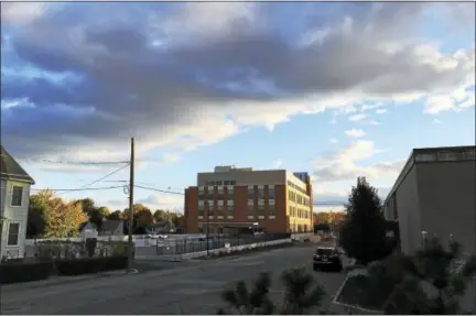  ?? BEN LAMBERT - THE REGISTER CITIZEN ?? The Litchfield County courthouse currently under constructi­on in Torrington, as seen Tuesday.