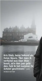  ??  ?? Kris Diels, beter bekend als Halve Neuro. “Net toen ik verhuisd was naar deze buurt, zo’n tien jaar geleden, heb ik het nummer De
Schotel geschreven.” FOTO