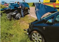  ?? Foto: Mario Obeser ?? Ein schwerer Verkehrsun­fall ist am Freitagnac­hmittag auf der B 16 bei Lauingen passiert. Der 40-jährige Unfallveru­rsacher und eine 46-jährige Frau im entgegenko­mmenden Auto erlitten dabei mittelschw­ere Verletzung­en.