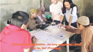  ?? — Gambar Reuters ?? SUSPEK: Gambar video serahan Tentera Filipina dirakam secara rahsia pada 7 Jun menunjukka­n lelaki yang dikenal pasti sebagai Hapilon (dua kiri) dan Abdullah (dua kanan).