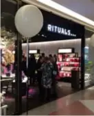  ?? FOTO JAN AUMAN ?? De nieuwe en sterk uitgebreid­e Rituals is open. Je kunt er niet naast kijken, en anders ruik je hem wel.